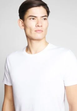 Pier One 2 PACK - T-Shirt Basic - White/dark Blue 12 Pier One 2 PACK - T-Shirt Basic - White/dark Blue -Pier One 5d6a04d994e343d2903cc2c1666bad4b