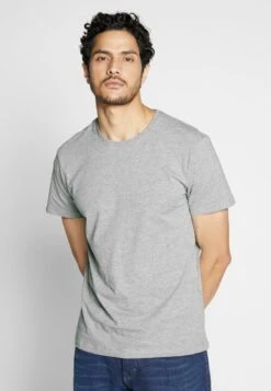 Pier One 4 PACK - T-Shirt Basic - Black/white/blue 9 Pier One 4 PACK - T-Shirt Basic - Black/white/blue -Pier One 787cce0b7b46477b88eb701d23146d85