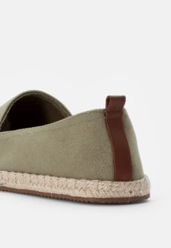 Pier One RENA ESPADRILLE UNISEX - Espadrille - Olive -Pier One 8b1ef3dce9d344a08d816af96a53324d